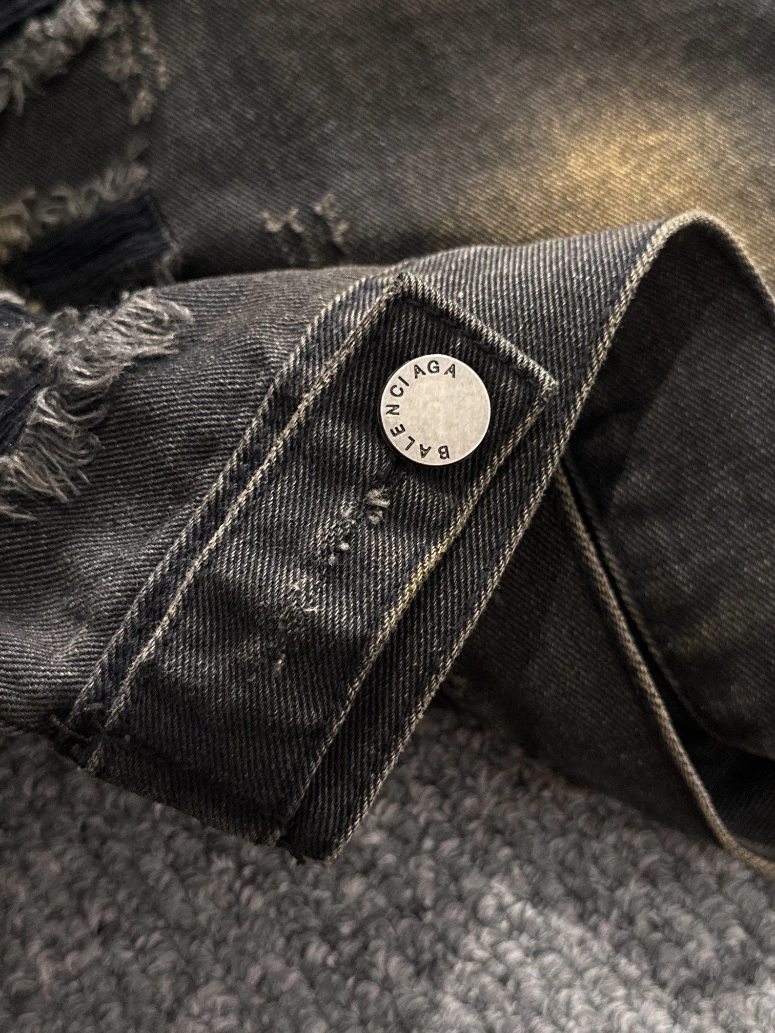 Paris 2026 catwalk style Premium customized jacquard denim jacket, the texture is first-class, the fabric is made of original jacquard material, brand LOGO is engraved, the Classic lapel denim jacket is simple and fashionable, low-key and luxurious. It is highly sought after by big stars and Internet celebrities, and is one of the must-have items for fashionistas! Sizes: S-3XL